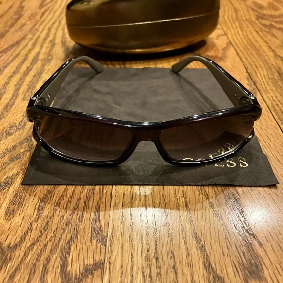Guess | sunglasses case and cloth G logo on temple - Picture 3 of 10